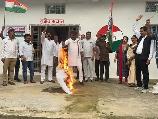 पुतला जलाते कांग्रेस जिला अध्यक्ष् पुतला जलाते कांग्रेस जिला अध्यक्ष्