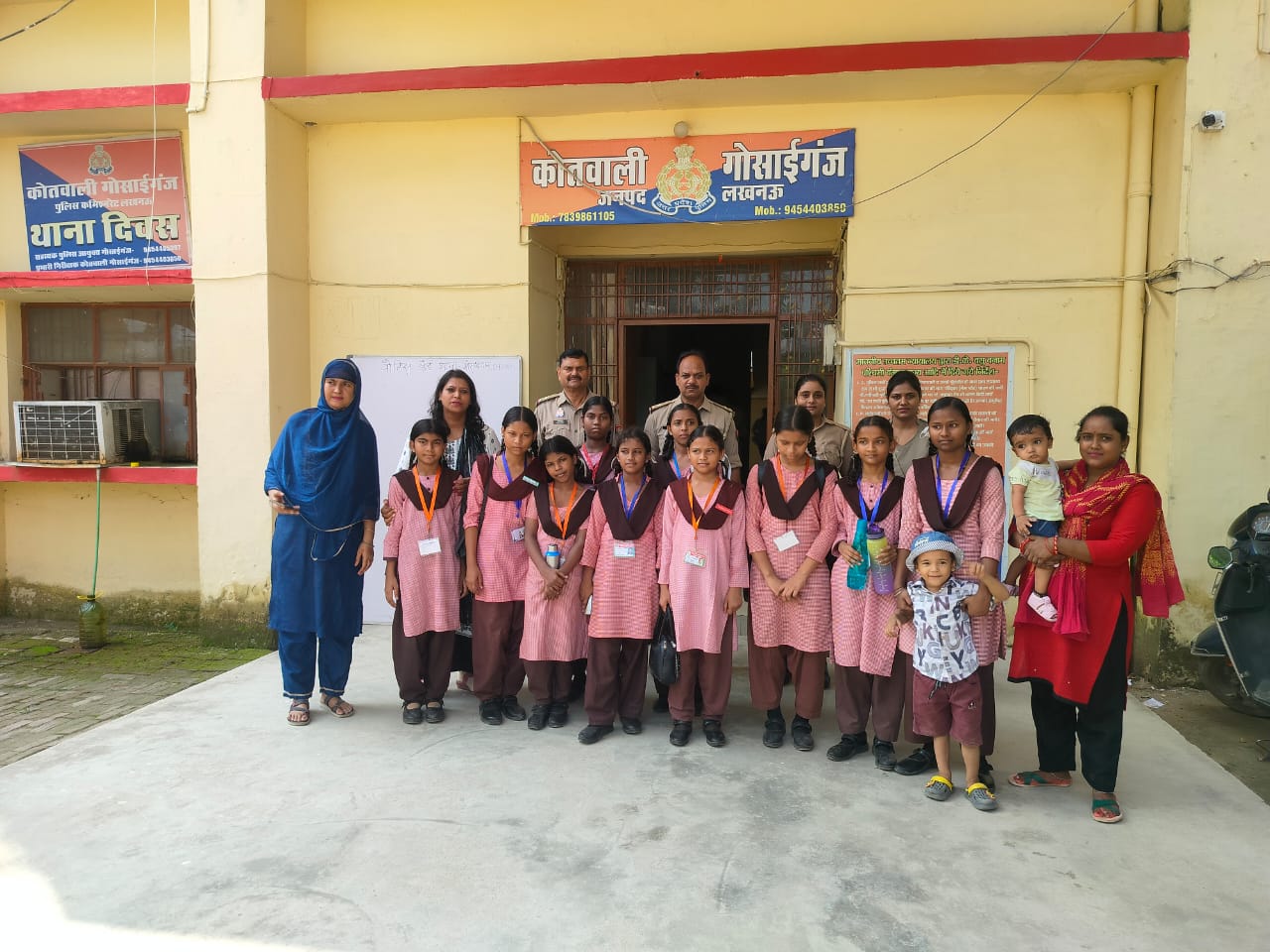 लखनऊ में मिशन शक्ति कार्यक्रम के तहत बच्चों को जानकारी देती पुलिस कर्मी लखनऊ में मिशन शक्ति कार्यक्रम के तहत बच्चों को जानकारी देती पुलिस कर्मी