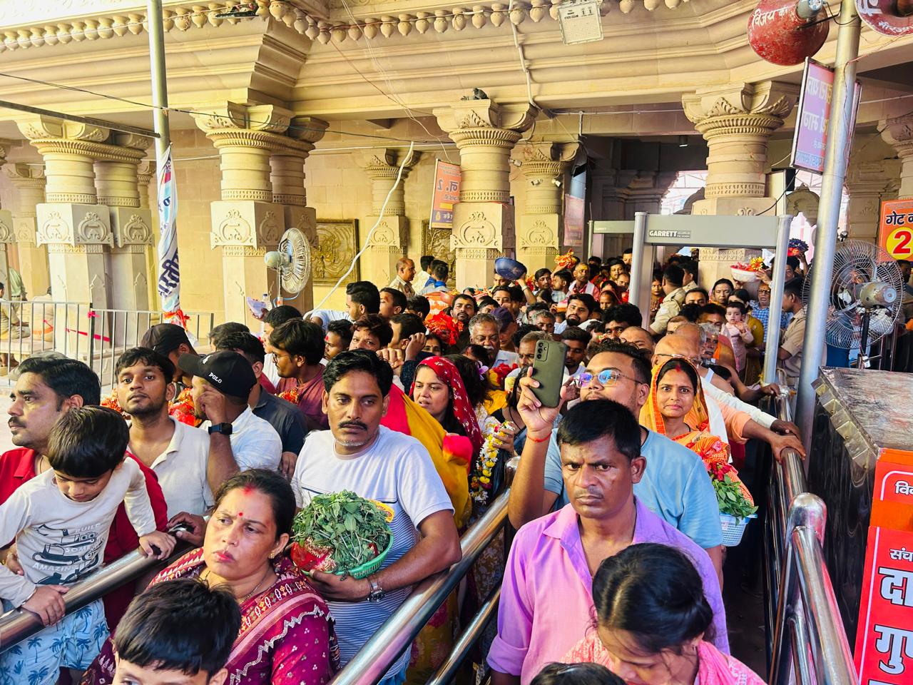 मां विंध्यवासिनी के दरबार में उमड़ा आस्था का जनसैलाब मां विंध्यवासिनी के दरबार में उमड़ा आस्था का जनसैलाब