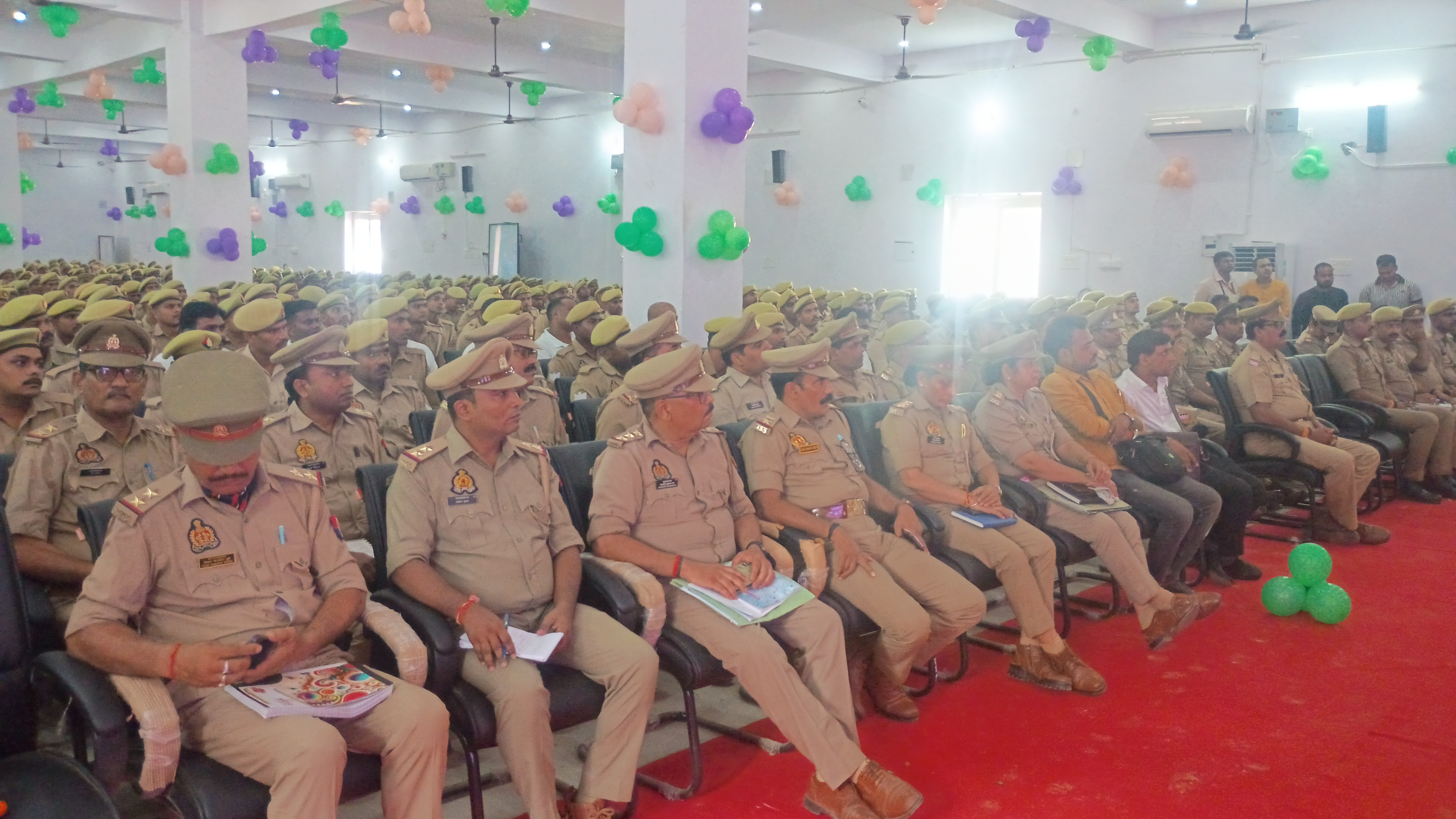 पुलिस लाइन में आरक्षियों से बातचीत करते हुए पुलिस लाइन में आरक्षियों से बातचीत करते हुए