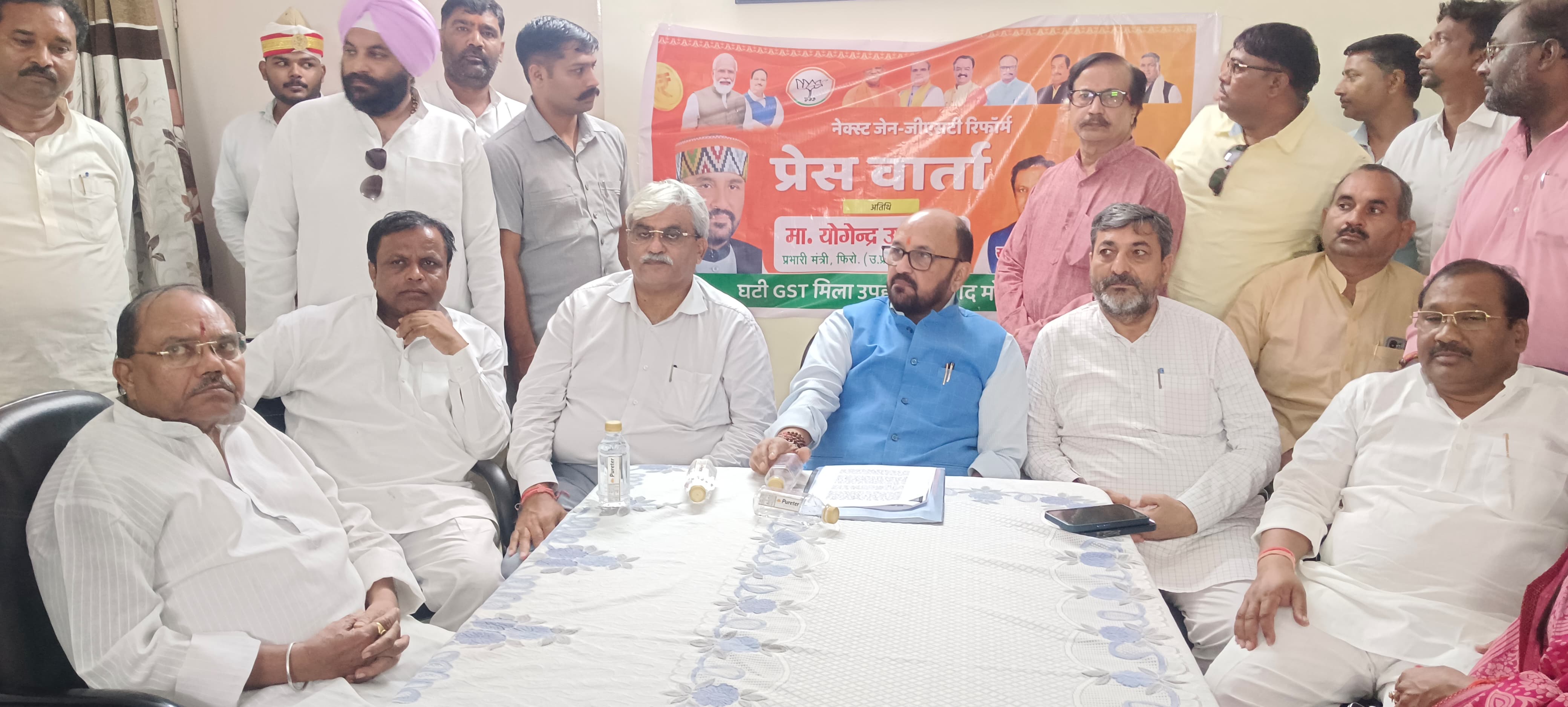 मीडिया से बात करते मंत्री योगेंद्र उपाध्याय मीडिया से बात करते मंत्री योगेंद्र उपाध्याय