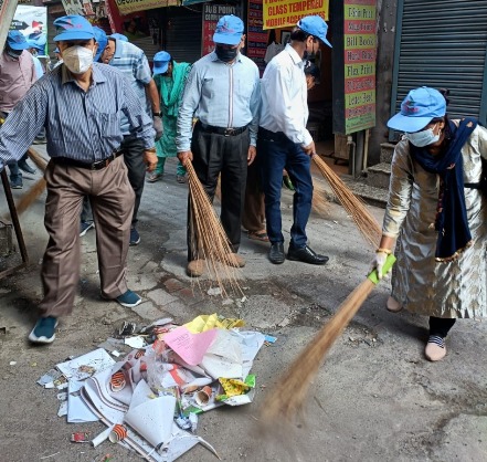 देहरादून तहसील चाैक के पास स्वच्छता अभियान में शामिल संस्था के सदस्य। देहरादून तहसील चाैक के पास स्वच्छता अभियान में शामिल संस्था के सदस्य।
