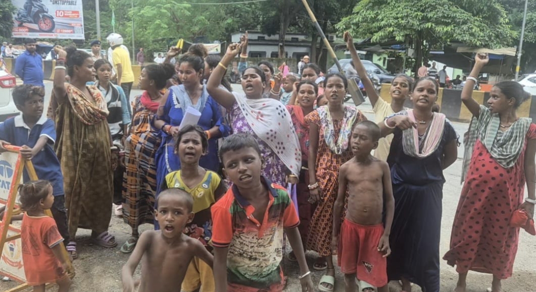 पति के हत्यारों की गिरफ्तारी की मांग, पत्नी ने एसएसपी से लगाई न्याय की गुहार पति के हत्यारों की गिरफ्तारी की मांग, पत्नी ने एसएसपी से लगाई न्याय की गुहार