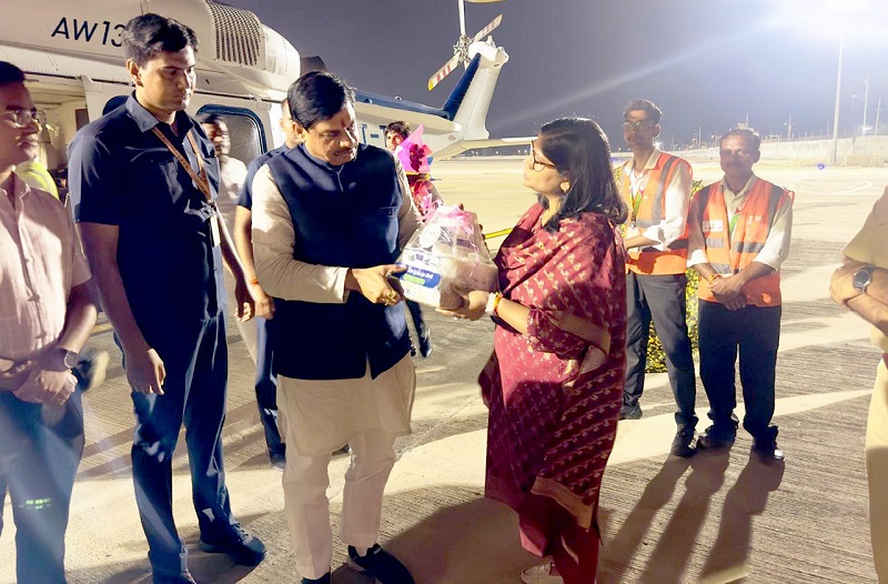 मप्रः मुख्यमंत्री डॉ. यादव को भेंट की समूहों की दीदियों द्वारा बनाए गए उत्पाद की डलिया मप्रः मुख्यमंत्री डॉ. यादव को भेंट की समूहों की दीदियों द्वारा बनाए गए उत्पाद की डलिया