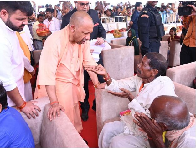 ग्रामीणों से संवाद करते मुख्यमंत्री ग्रामीणों से संवाद करते मुख्यमंत्री