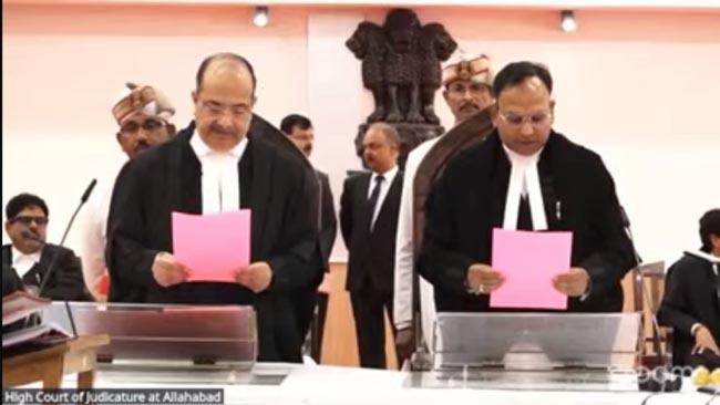 शपथ दिलाते मुख्य न्यायाधीश शपथ दिलाते मुख्य न्यायाधीश
