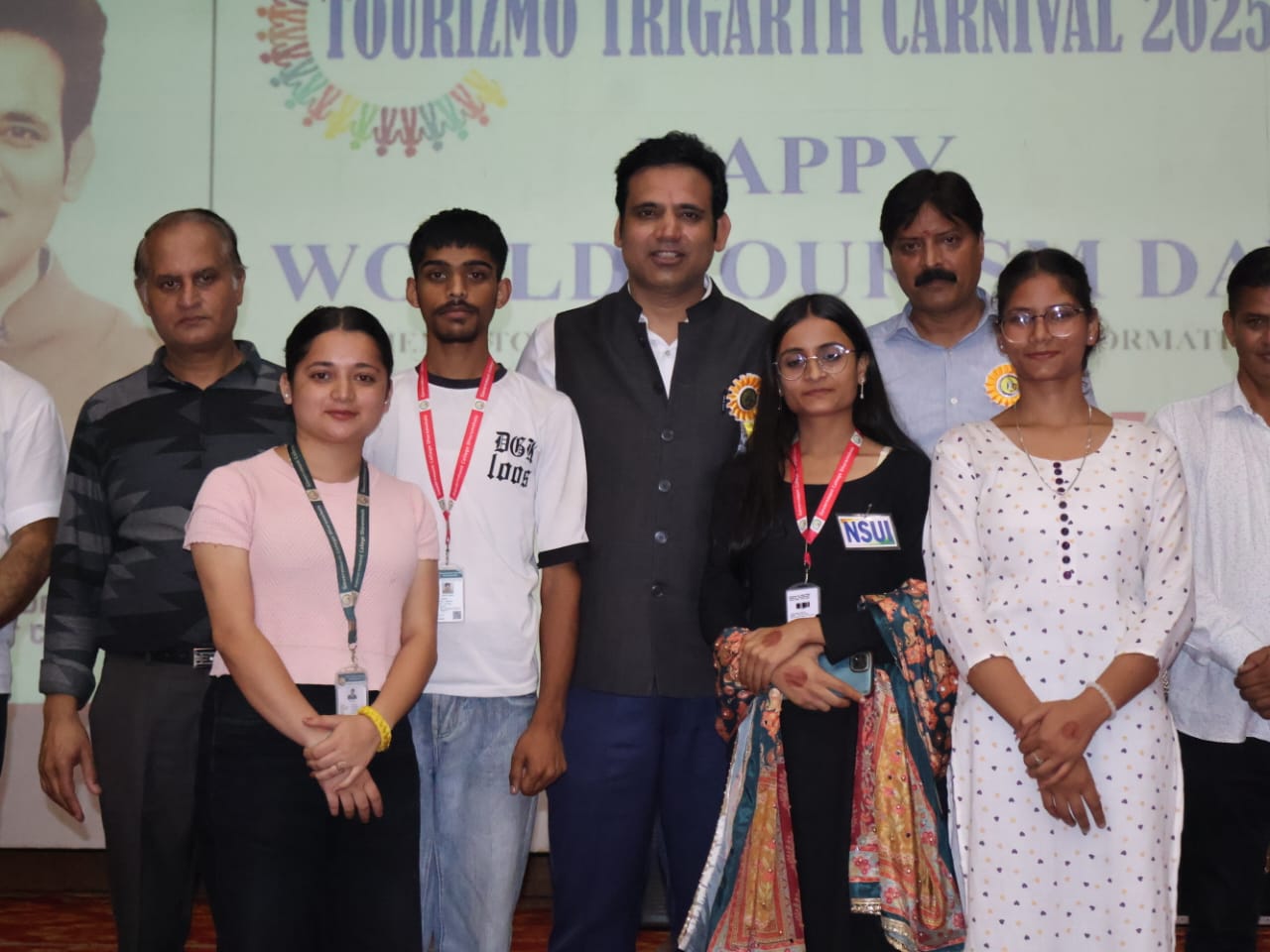 कार्यक्रम बीके दौरान आरएस बाली और अन्य। कार्यक्रम बीके दौरान आरएस बाली और अन्य।