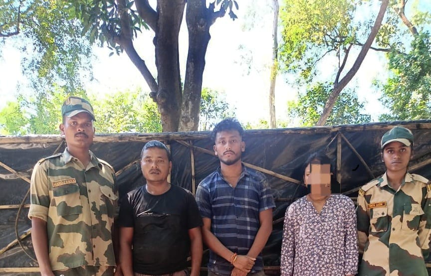बीएसएफ ने दो बांग्लादेशी घुसपैठियां सहित एक दलाल पकड़ा बीएसएफ ने दो बांग्लादेशी घुसपैठियां सहित एक दलाल पकड़ा