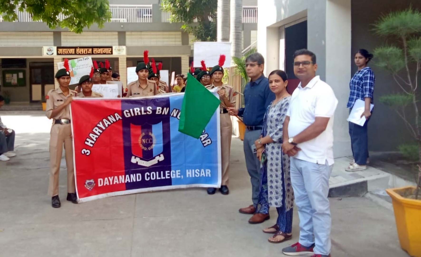 स्वच्छता अभियान के तहत उपस्थित स्वयंसेवक।