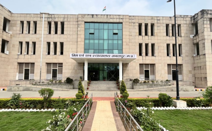 आदिवासी जमीनों को बेचकर धोखाधड़ी करने वाले रमाकांत सतनामी और गैंग पर कोर्ट के आदेश के बाद दर्ज हुई FIR आदिवासी जमीनों को बेचकर धोखाधड़ी करने वाले रमाकांत सतनामी और गैंग पर कोर्ट के आदेश के बाद दर्ज हुई FIR