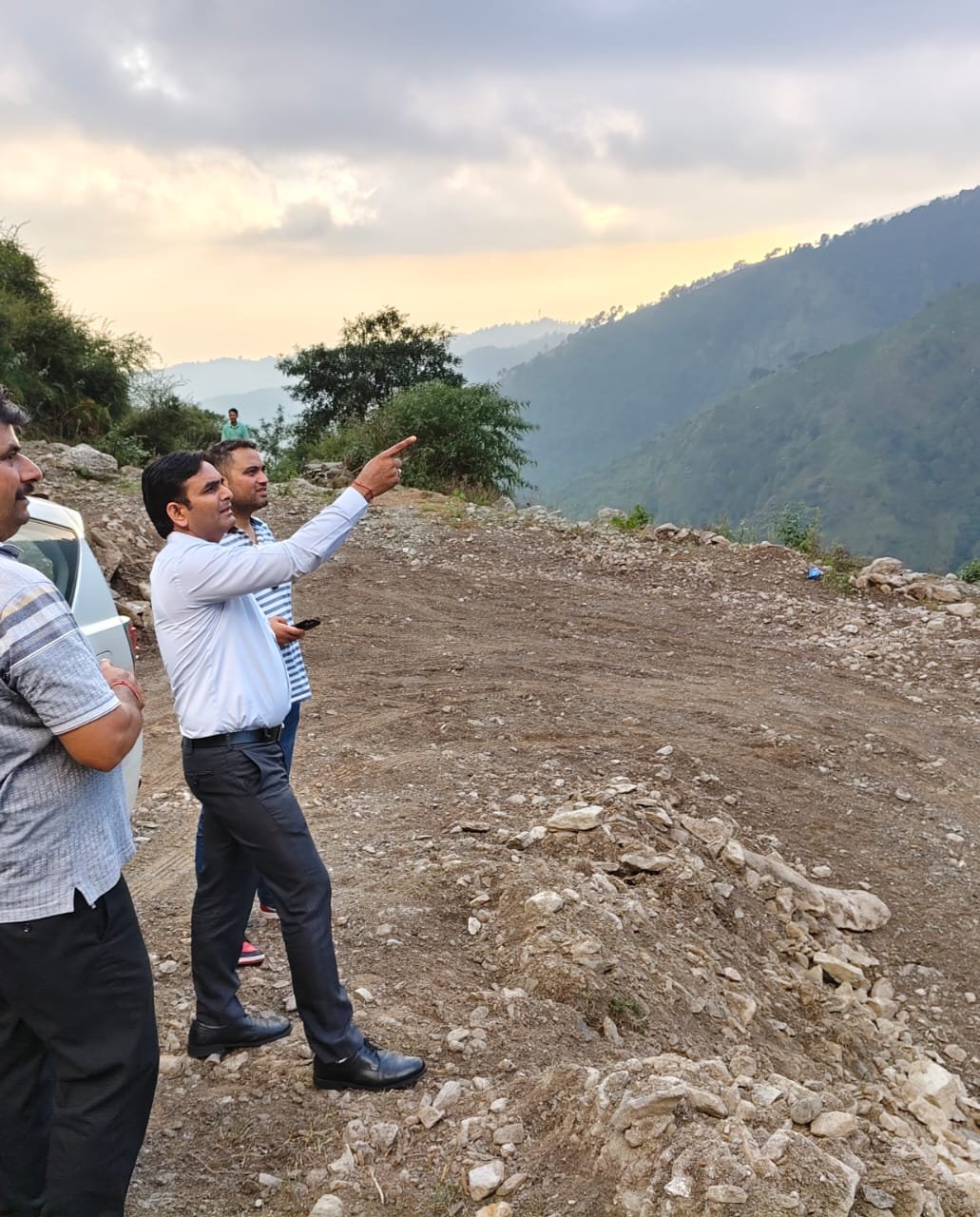 उतराला होली सड़क के निर्माण कार्य का जायजा लेते हुए उपायुक्त। उतराला होली सड़क के निर्माण कार्य का जायजा लेते हुए उपायुक्त।