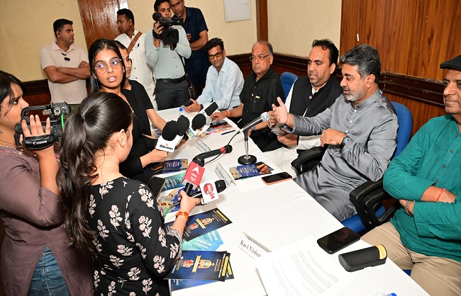 प्रेस को संबोधित करते अखिल भारतीय महासभा के राष्ट्रीय चेयरमैन डॉ. अभिषेक वर्मा प्रेस को संबोधित करते अखिल भारतीय महासभा के राष्ट्रीय चेयरमैन डॉ. अभिषेक वर्मा