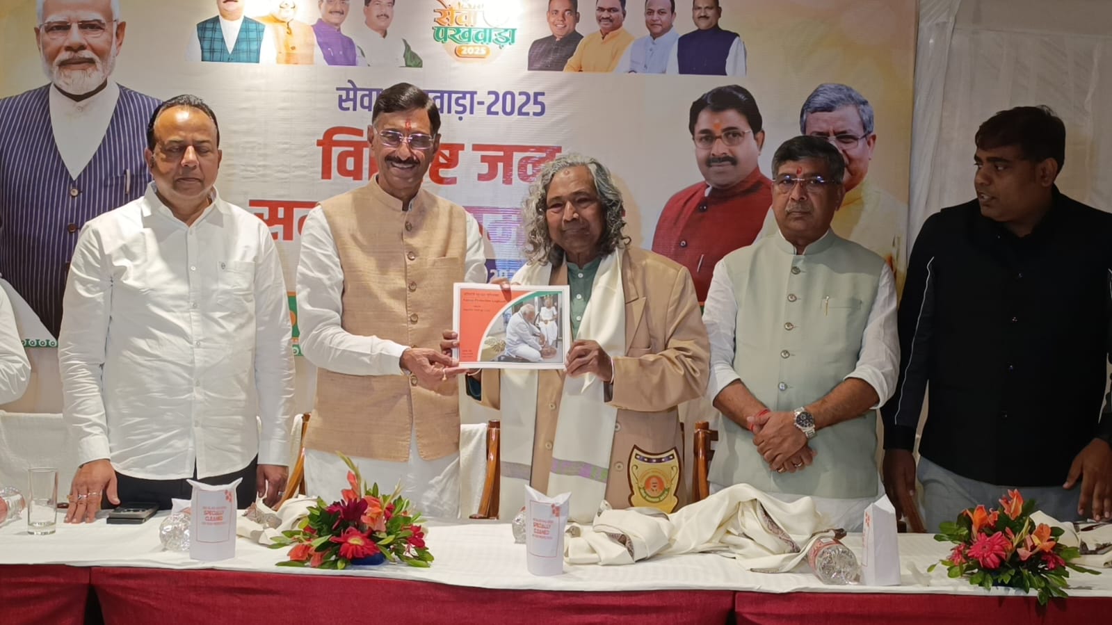 रक्षा राज्य मंत्री सम्मानित करते हुए रक्षा राज्य मंत्री सम्मानित करते हुए