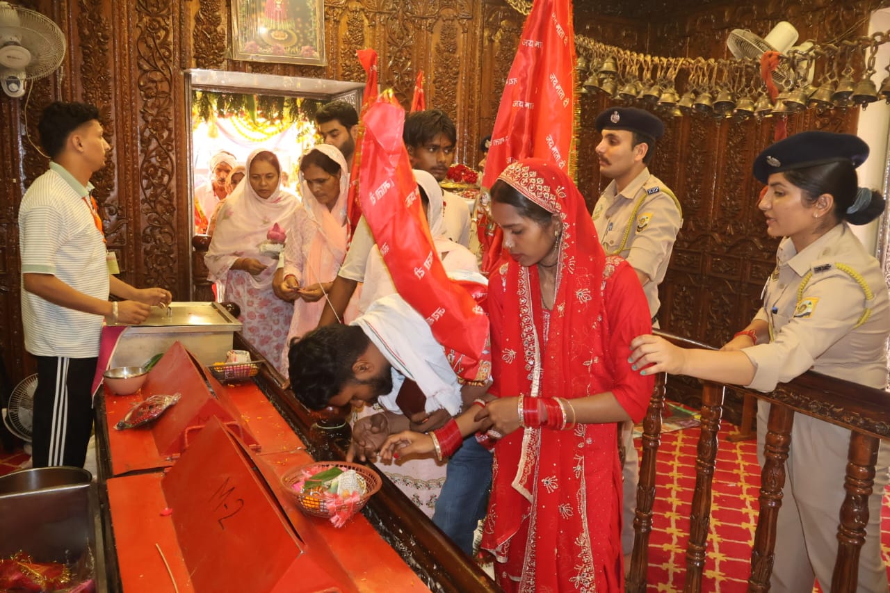 छठे नवरात्र पर त्रिलोकपुर मंदिर में 14 हजार श्रद्धालुओं ने टेका माथा छठे नवरात्र पर त्रिलोकपुर मंदिर में 14 हजार श्रद्धालुओं ने टेका माथा