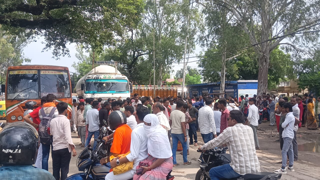 महिला की मौत के बाद चक्का जाम करते परिजन एवं स्थानीय लोग। महिला की मौत के बाद चक्का जाम करते परिजन एवं स्थानीय लोग।