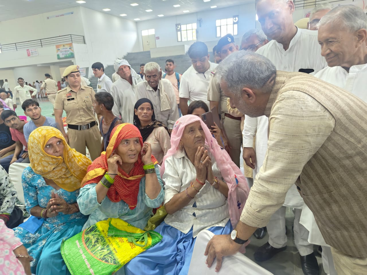 केंदीय राज्य मंत्री चौधरी कृष्णपाल गुर्जर कार्यक्रम बुजुर्गों से मिलते हुए केंदीय राज्य मंत्री चौधरी कृष्णपाल गुर्जर कार्यक्रम बुजुर्गों से मिलते हुए
