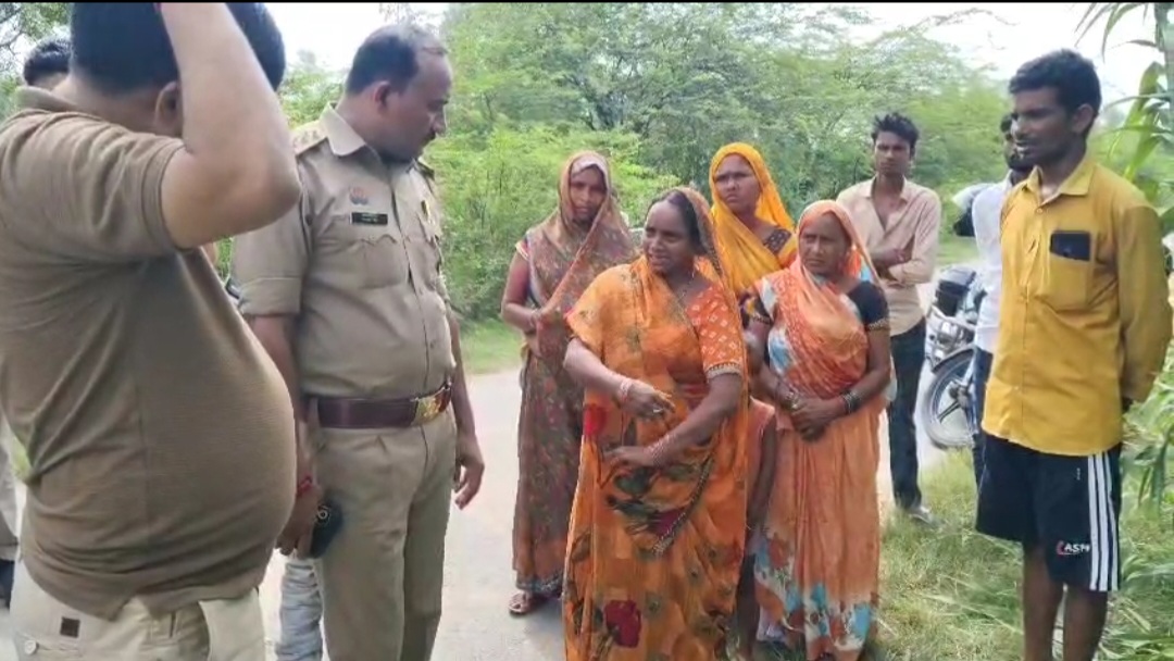 परिजनों से वार्ता करते कोतवाली प्रभारी परिजनों से वार्ता करते कोतवाली प्रभारी
