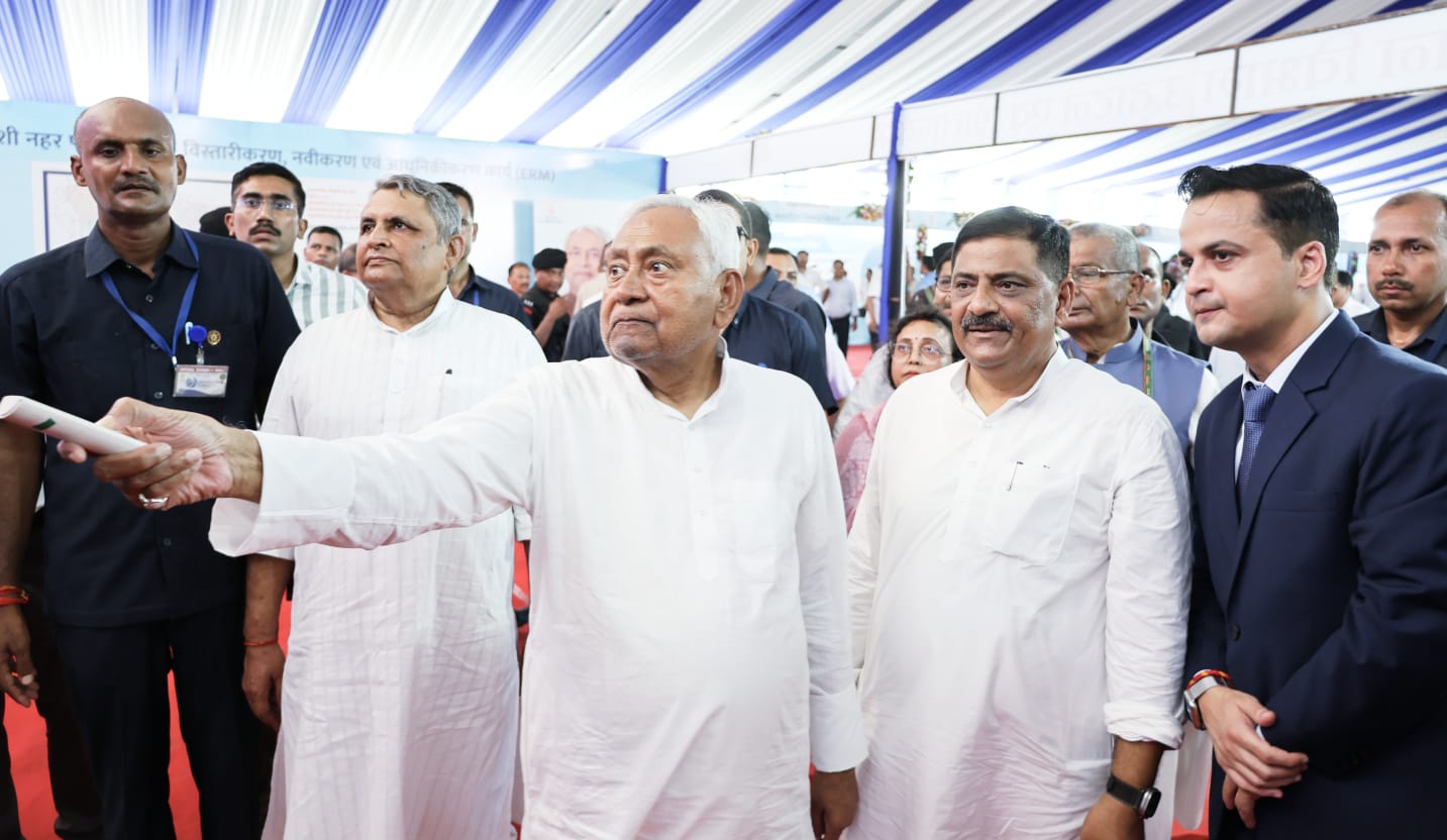 मधुबनी में करीब 8 हजार करोड़ रुपये की विभिन्न योजनाओं का उद्धाटन-शिलान्यस करते मुख्यमंत्री नीतीश मधुबनी में करीब 8 हजार करोड़ रुपये की विभिन्न योजनाओं का उद्धाटन-शिलान्यस करते मुख्यमंत्री नीतीश