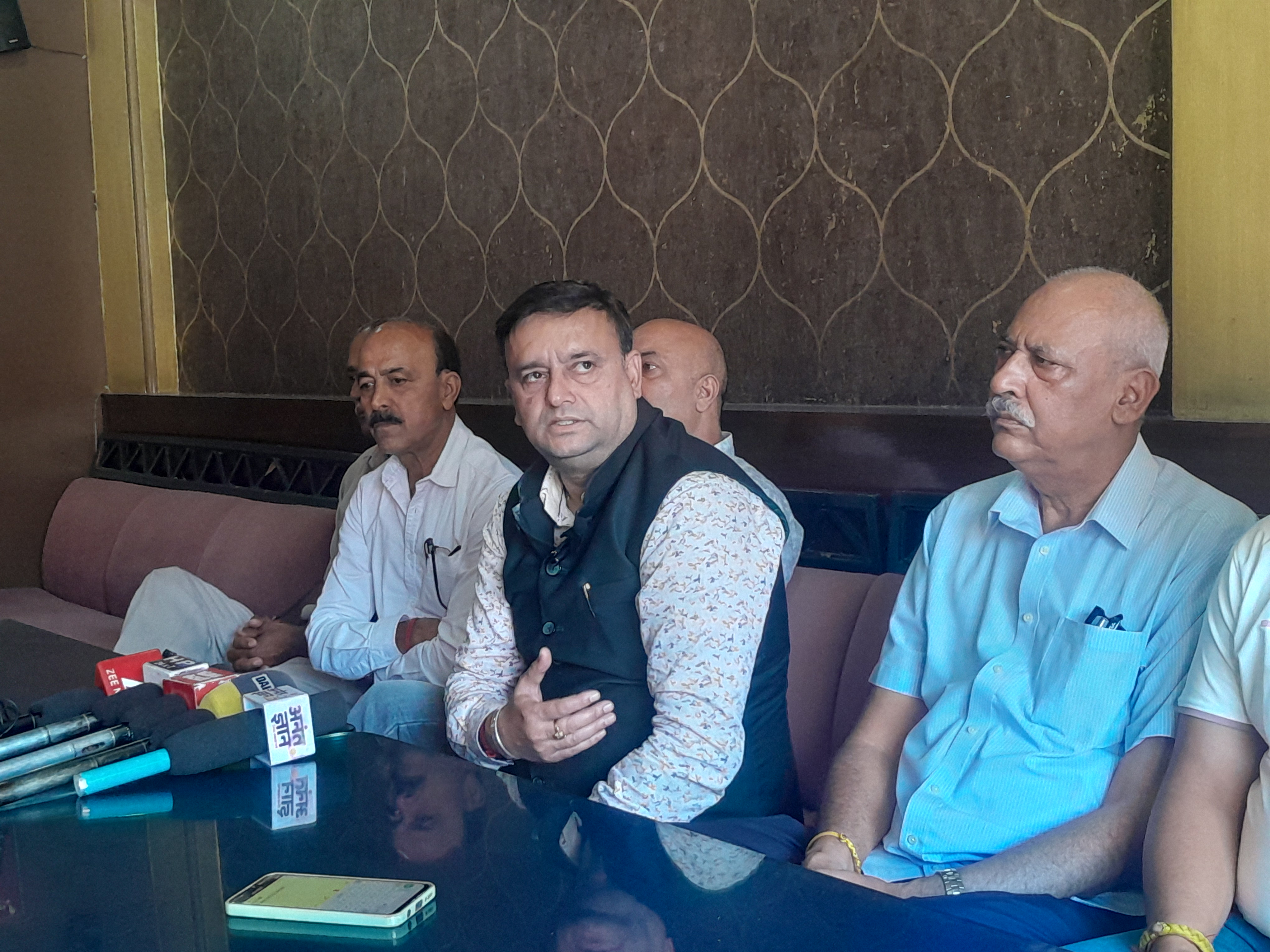 मंडी में पत्रकारों से बात करते हुए संजीव गुलेरिया। मंडी में पत्रकारों से बात करते हुए संजीव गुलेरिया।