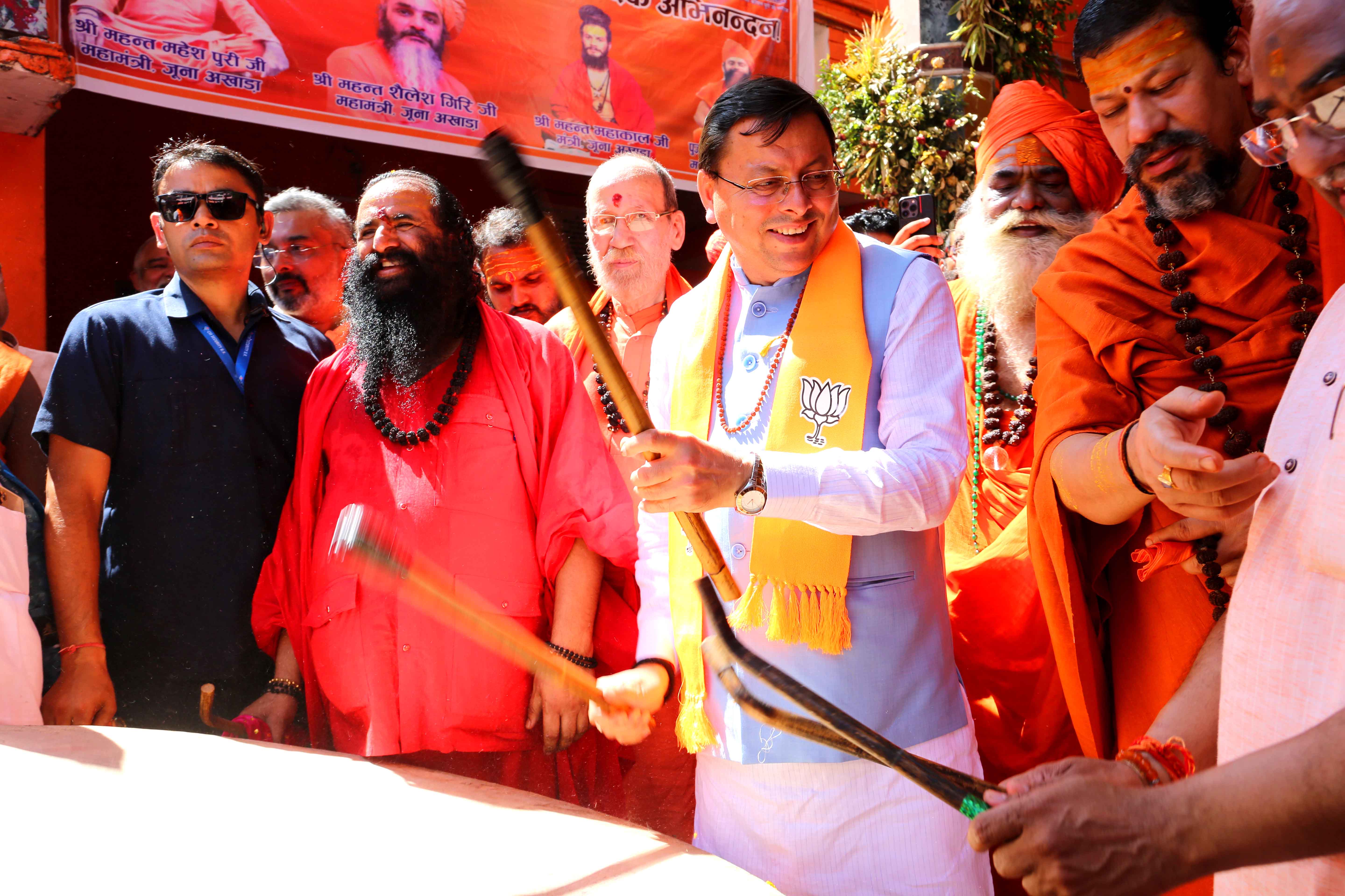 नगाड़ा बजाकर छड़ी को रवाना करते हुए मुख्यमंत्री नगाड़ा बजाकर छड़ी को रवाना करते हुए मुख्यमंत्री