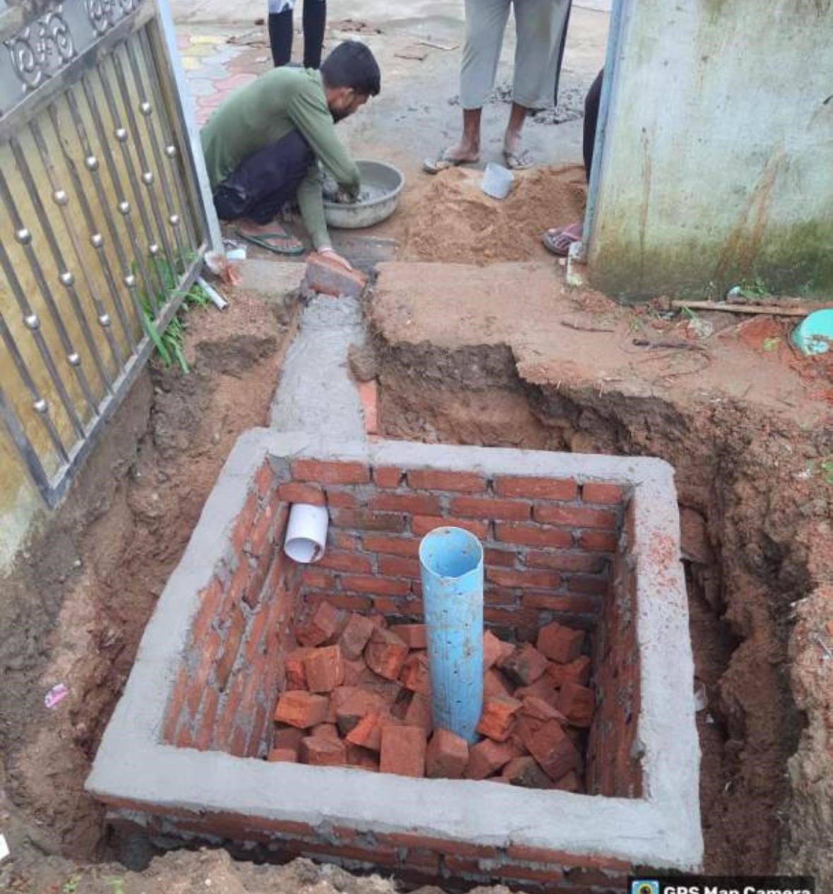 शहर के निर्मित मकान में रेन वाटर हार्वेस्टिंग बनाते हुए। शहर के निर्मित मकान में रेन वाटर हार्वेस्टिंग बनाते हुए।