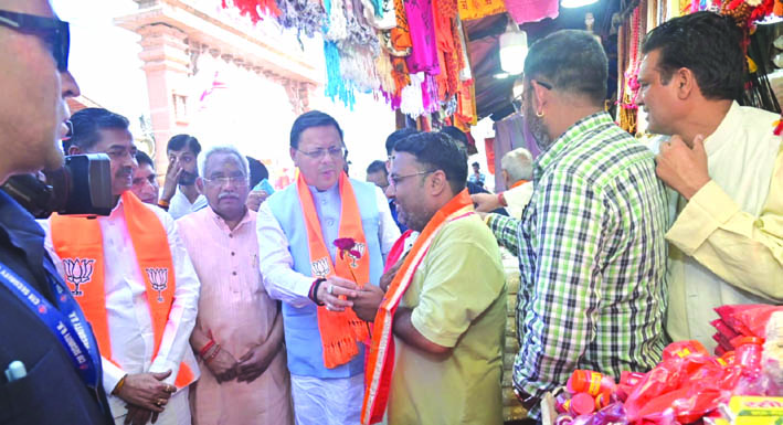 दुकानदारों को लाभ बताते सीएम धामी दुकानदारों को लाभ बताते सीएम धामी