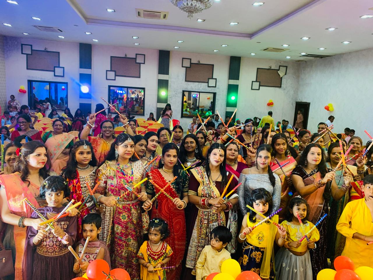 डांडिया करती दांगी समाज की महिलाएं समेत अन्य डांडिया करती दांगी समाज की महिलाएं समेत अन्य