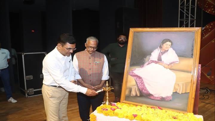 इंदौरः संभागायुक्त डॉ. खाडे ने किया राष्ट्रीय लता मंगेशकर सम्मान अलंकरण समारोह का शुभारंभ इंदौरः संभागायुक्त डॉ. खाडे ने किया राष्ट्रीय लता मंगेशकर सम्मान अलंकरण समारोह का शुभारंभ