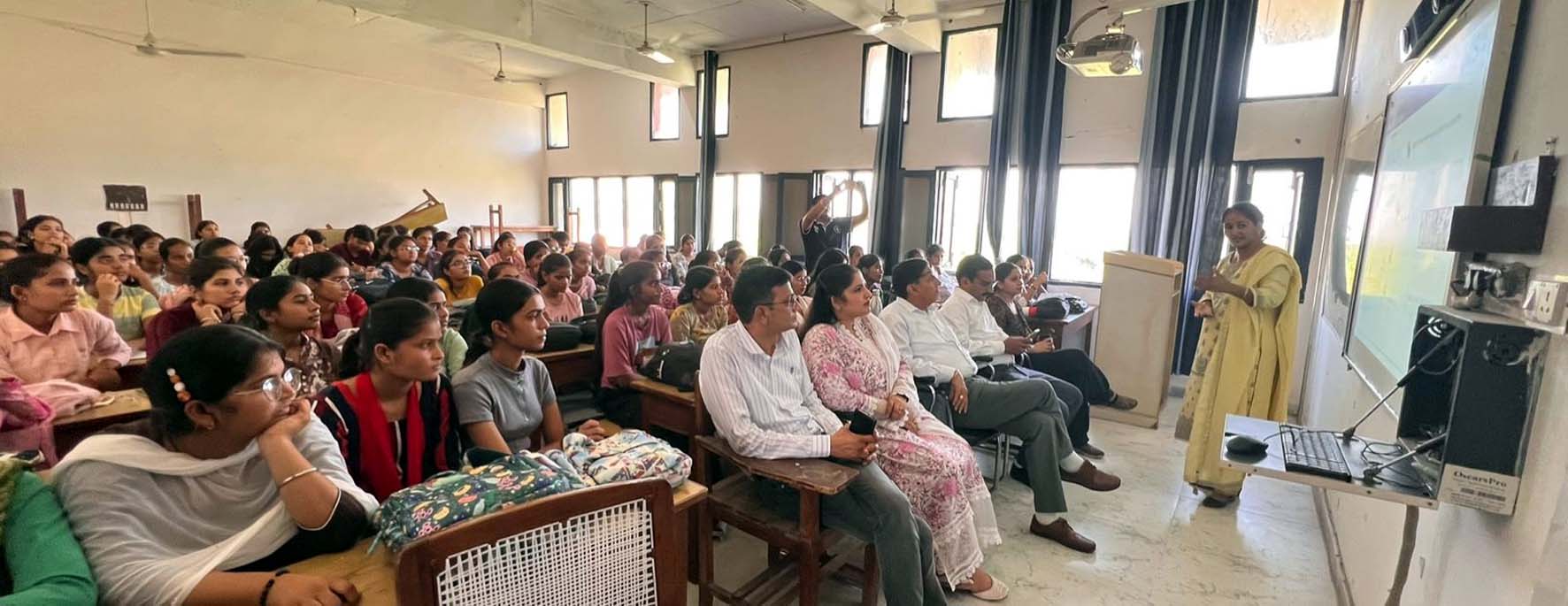 छात्राओं को जानकारी देते अतिथि। छात्राओं को जानकारी देते अतिथि।