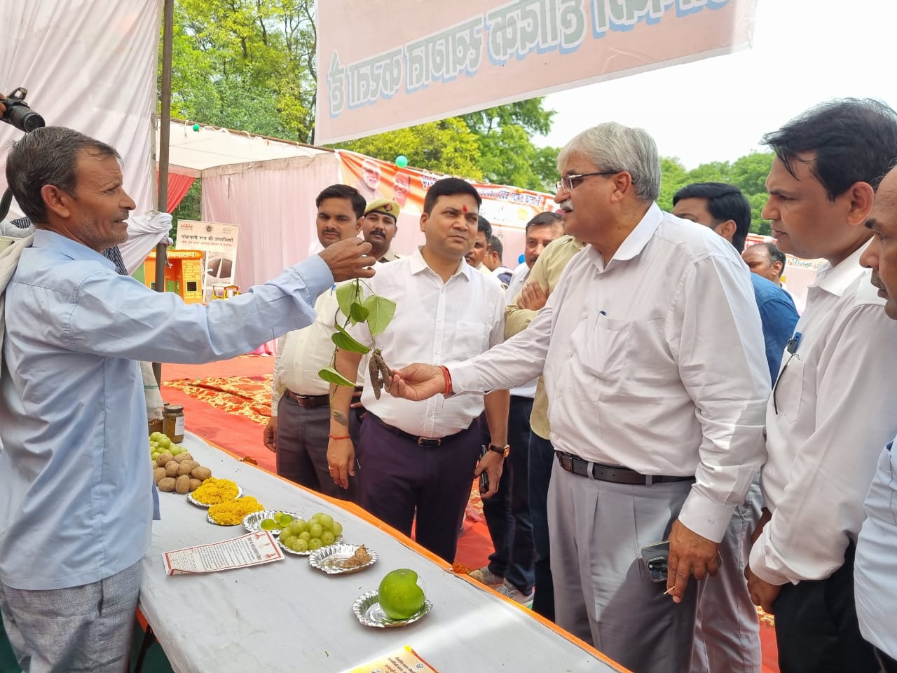अवलोकन करते विधायक मनीष असीजा अवलोकन करते विधायक मनीष असीजा
