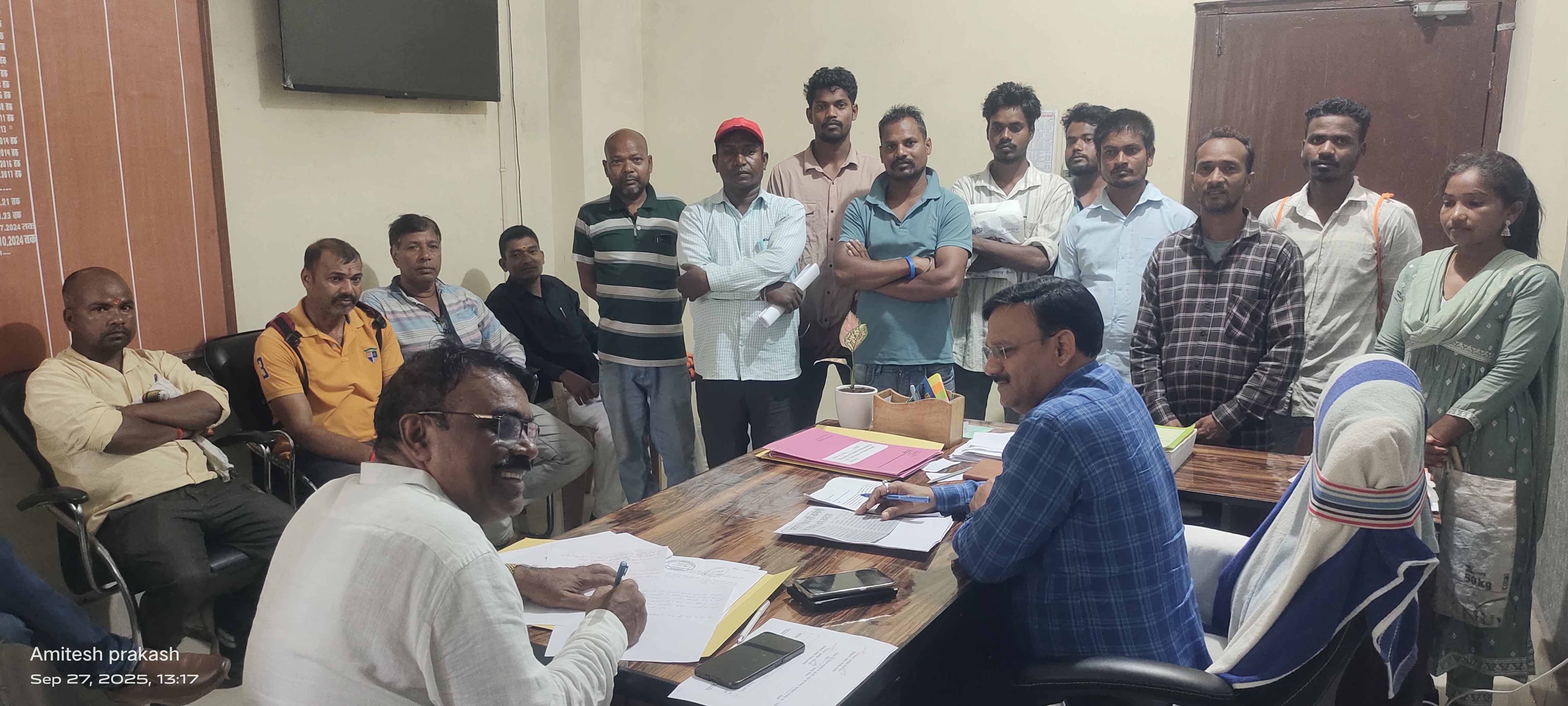 ग्रामीणों से वार्ता करते अंचल अधिकारी ग्रामीणों से वार्ता करते अंचल अधिकारी