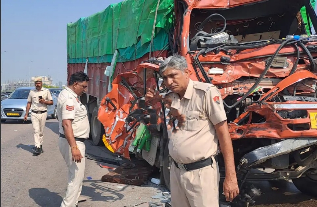 पानीपत समालखा में हादसे के बाद यातायात को सुचारू करते पुलिसकर्मी
