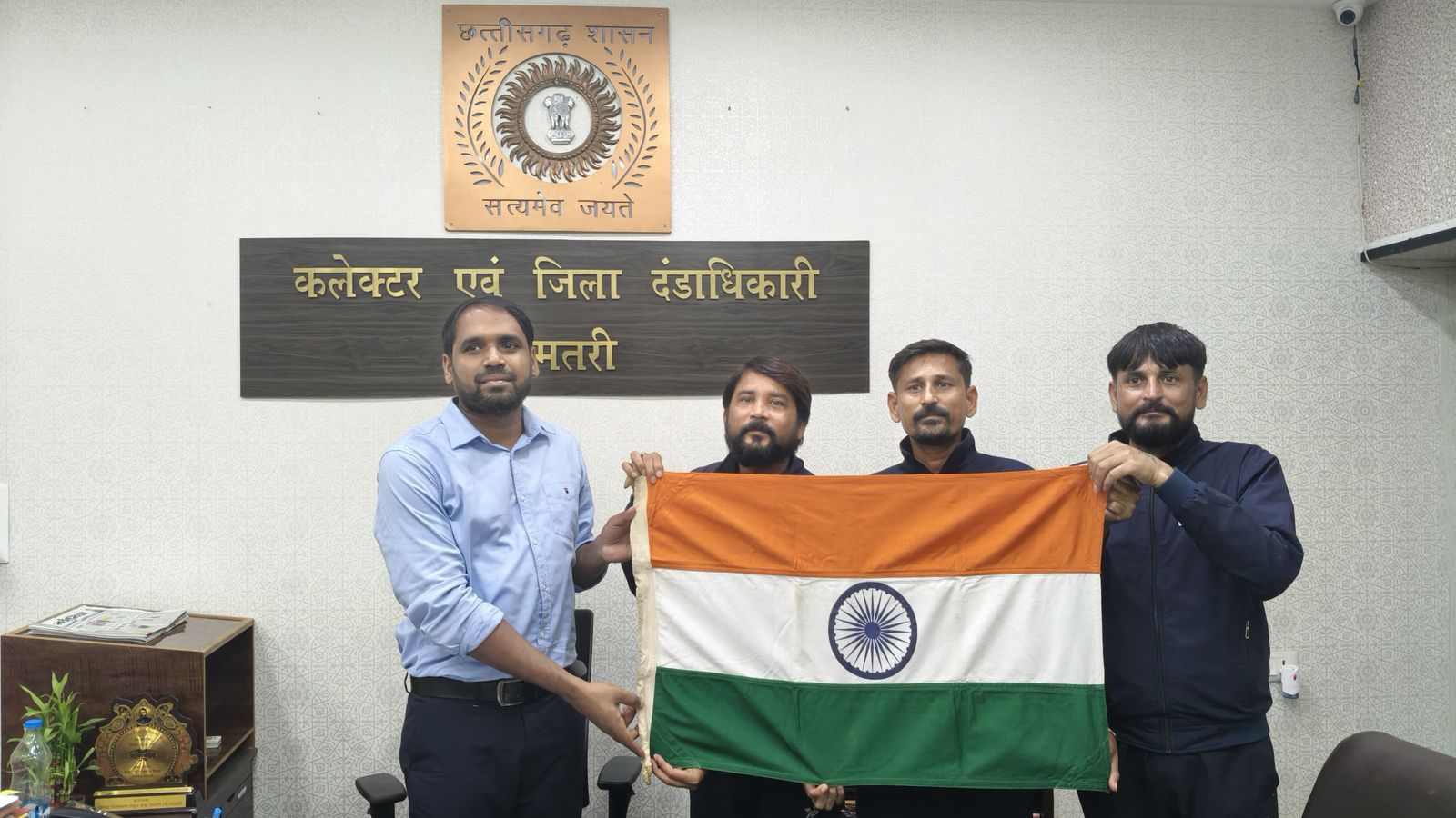 कलेक्टर अभिनाश मिश्रा को तिरंगा भेंट करते हुए विश्व रिकार्डधारी पर्वतारोही। कलेक्टर अभिनाश मिश्रा को तिरंगा भेंट करते हुए विश्व रिकार्डधारी पर्वतारोही।