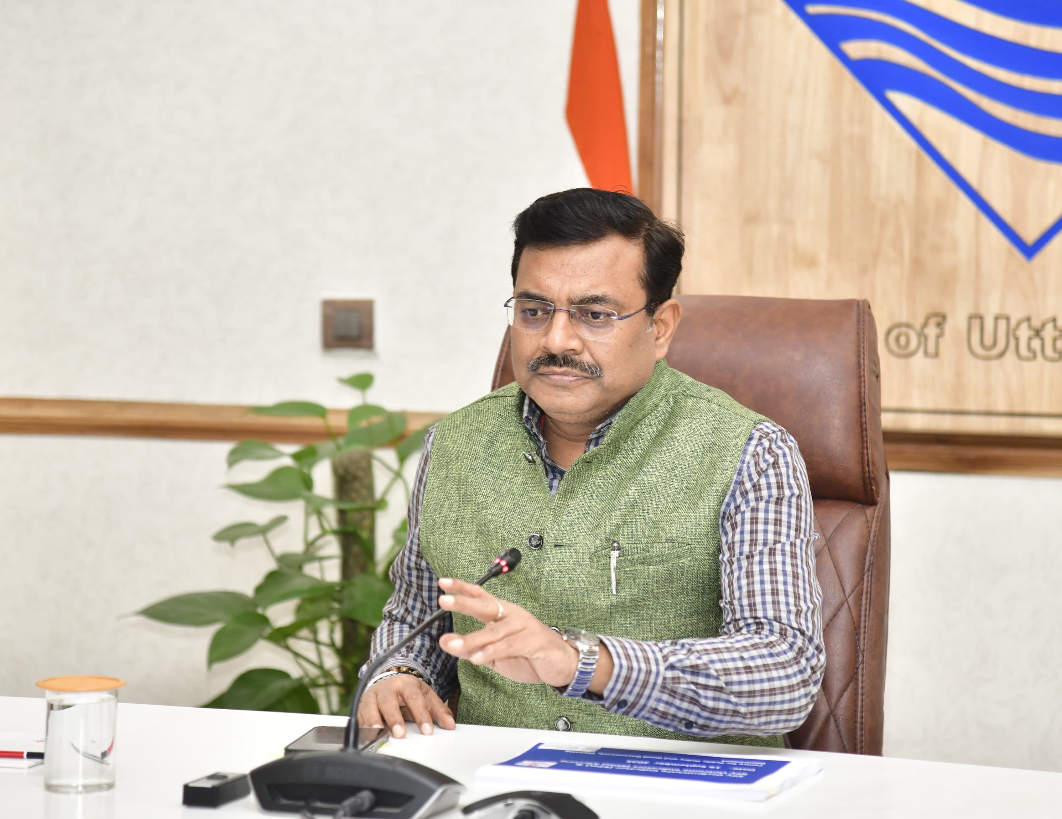 मुख्य सचिव आनंद बर्द्धन सचिवालय में बैठक लेते हुए। मुख्य सचिव आनंद बर्द्धन सचिवालय में बैठक लेते हुए।