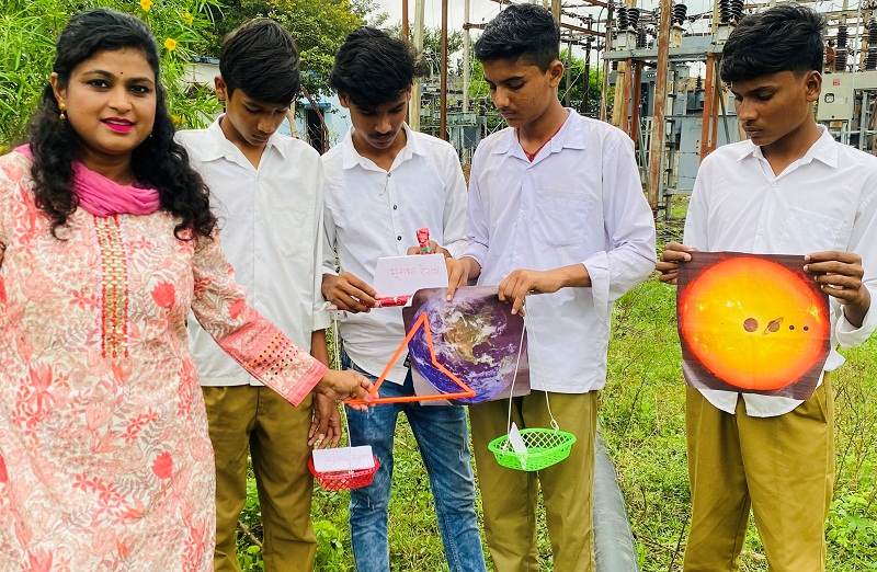 इक्वीलक्स की खगोलीय घटना की जानकारी देते हुए विज्ञान प्रसारक सारिका इक्वीलक्स की खगोलीय घटना की जानकारी देते हुए विज्ञान प्रसारक सारिका