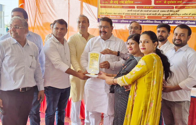 सोनीपत: कार्यक्रम मंे अतिथियों को स्मृति चिन्ह भेंट करते हुए सोनीपत: कार्यक्रम मंे अतिथियों को स्मृति चिन्ह भेंट करते हुए