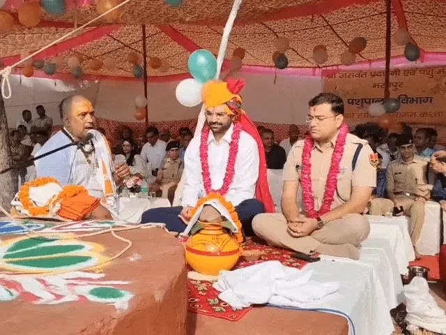 कलेक्टर और एसपी ने पूरे विधि विधान के साथ की पूजा अर्चना।