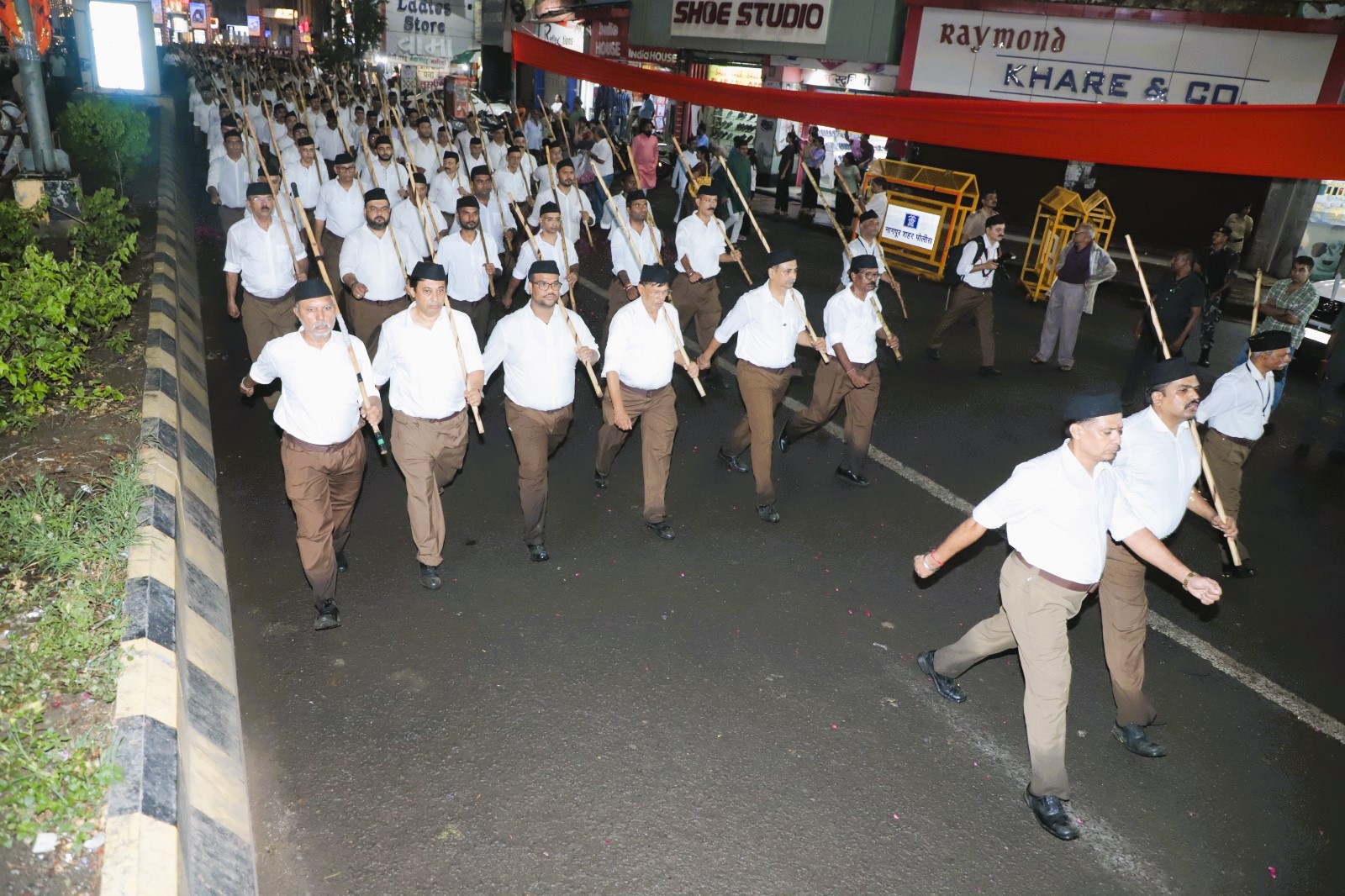 नागपुरात पथसंचलन करताना संघ स्वयंसेवक नागपुरात पथसंचलन करताना संघ स्वयंसेवक