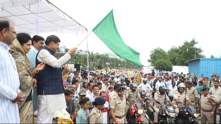 दो पहिया वाहन जागरूकता रैली को दिखाई हरी झंडी दो पहिया वाहन जागरूकता रैली को दिखाई हरी झंडी