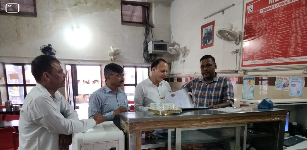 स्टेशनों पर कैंटीन, फूड स्टाल, किचन पर स्वच्छता स्वास्थ्य सुरक्षा मानकों के प्रति जागरूक करती टीम। स्टेशनों पर कैंटीन, फूड स्टाल, किचन पर स्वच्छता स्वास्थ्य सुरक्षा मानकों के प्रति जागरूक करती टीम।