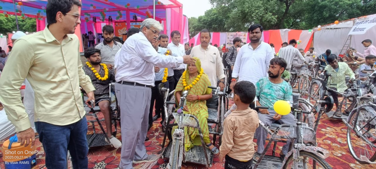 उपकरण वितरित करते विधायक मनीष असीजा उपकरण वितरित करते विधायक मनीष असीजा