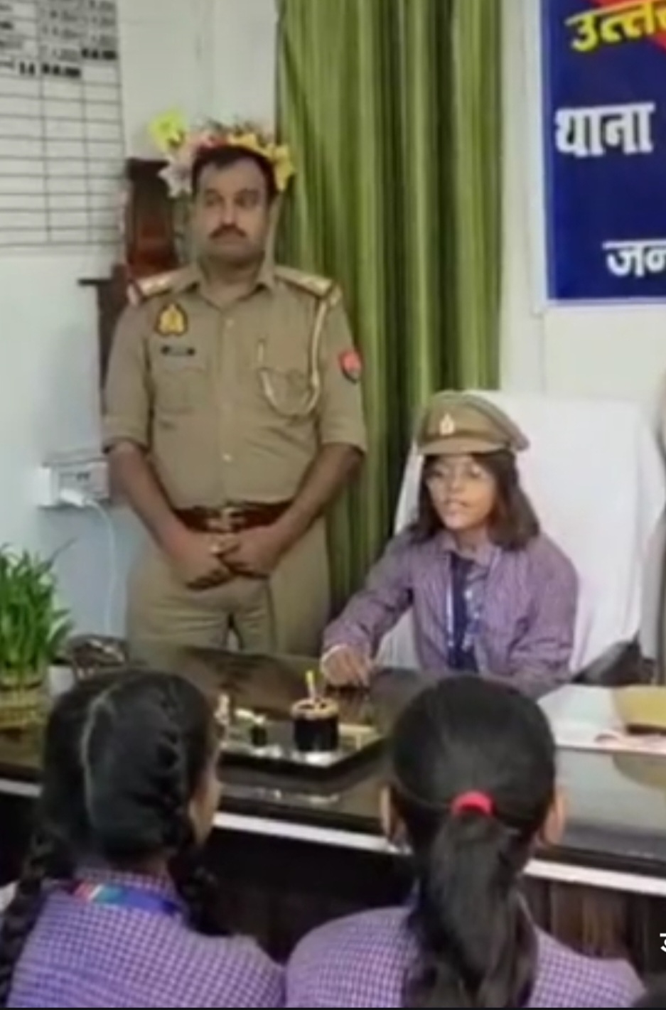 कन्नौज: कक्षा 8 की छात्रा आरुषि पाठक बनी एक दिन की थानाध्यक्ष सकरावा कन्नौज: कक्षा 8 की छात्रा आरुषि पाठक बनी एक दिन की थानाध्यक्ष सकरावा
