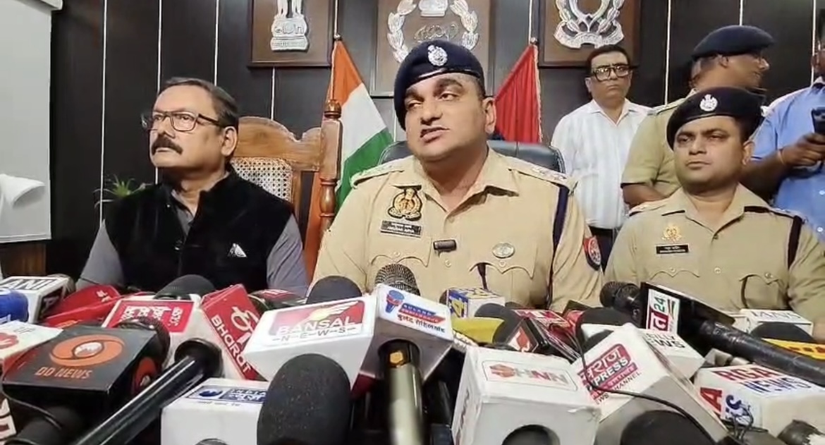 प्रेसवार्ता के दौरान गिरफ्तारी और शांति व्यवस्था पर जानकारी देते डीएम अविनाश सिंह और एसएसपी अनुराग आर्य, एसपी सिटी मानुष पारीक। प्रेसवार्ता के दौरान गिरफ्तारी और शांति व्यवस्था पर जानकारी देते डीएम अविनाश सिंह और एसएसपी अनुराग आर्य, एसपी सिटी मानुष पारीक।