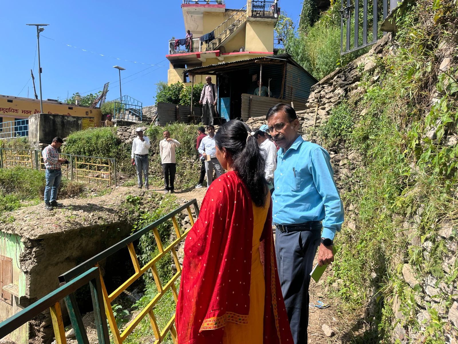 आपदा प्रवाहित क्षेत्र में निरीक्षण करती टीम आपदा प्रवाहित क्षेत्र में निरीक्षण करती टीम