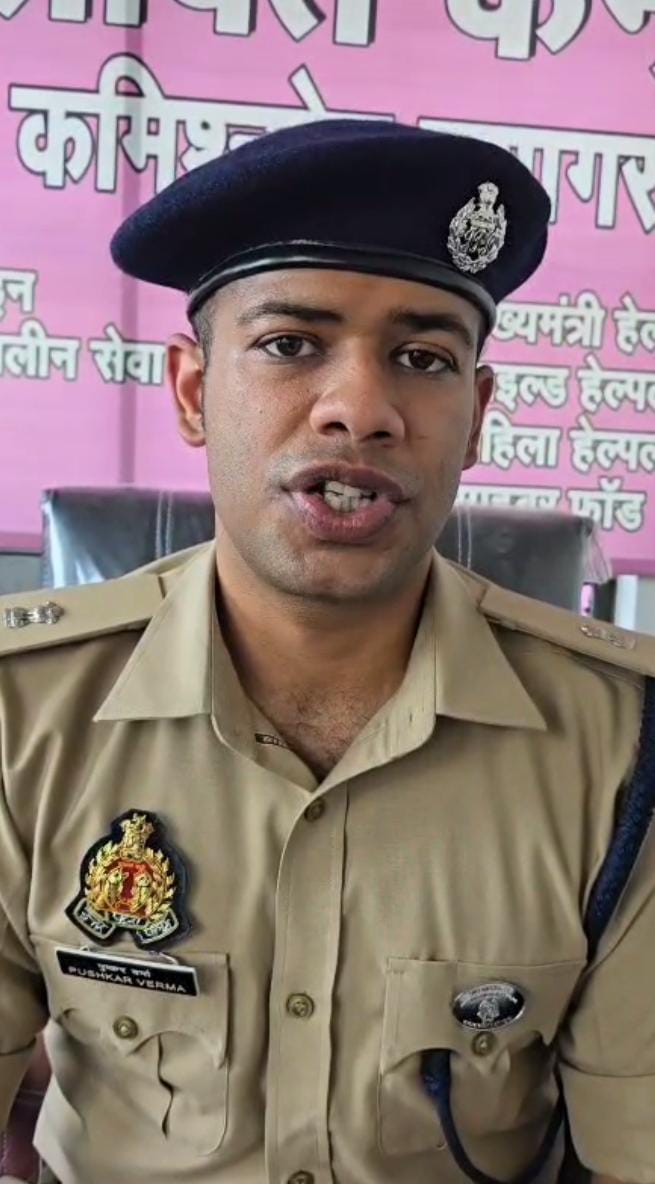 बम से हुए हमले के संबंध में जानकारी देते हुए एडीसीपी नगर पुष्कर वर्मा का छाया चित्र बम से हुए हमले के संबंध में जानकारी देते हुए एडीसीपी नगर पुष्कर वर्मा का छाया चित्र