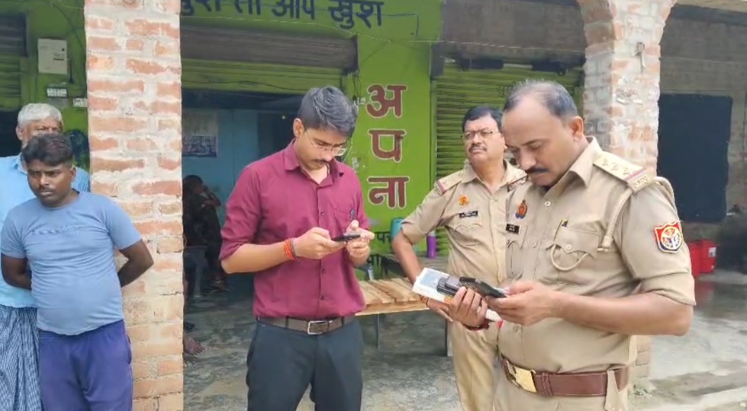 मौके पर मौजूद सीओ और इंस्पेक्टर मोहनगंज मौके पर मौजूद सीओ और इंस्पेक्टर मोहनगंज