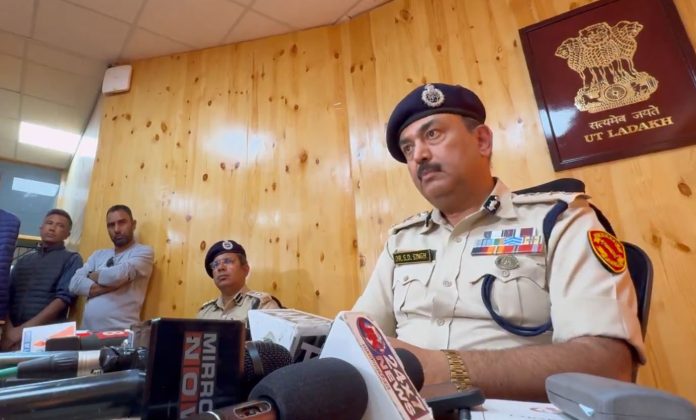 लद्दाख के डीजीपी ने सोनम वांगचुक के पाकिस्तान से संबंध होने का आरोप लगाया और पड़ोसी देशों की उनकी यात्राओं पर उठाए सवाल लद्दाख के डीजीपी ने सोनम वांगचुक के पाकिस्तान से संबंध होने का आरोप लगाया और पड़ोसी देशों की उनकी यात्राओं पर उठाए सवाल
