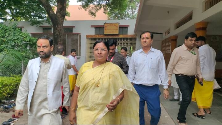 दतियाः केन्द्रीय राज्यमंत्री सावित्री ठाकुर ने माँ पीताम्बरा पीठ मंदिर पहुंचकर की पूजा-अर्चना दतियाः केन्द्रीय राज्यमंत्री सावित्री ठाकुर ने माँ पीताम्बरा पीठ मंदिर पहुंचकर की पूजा-अर्चना