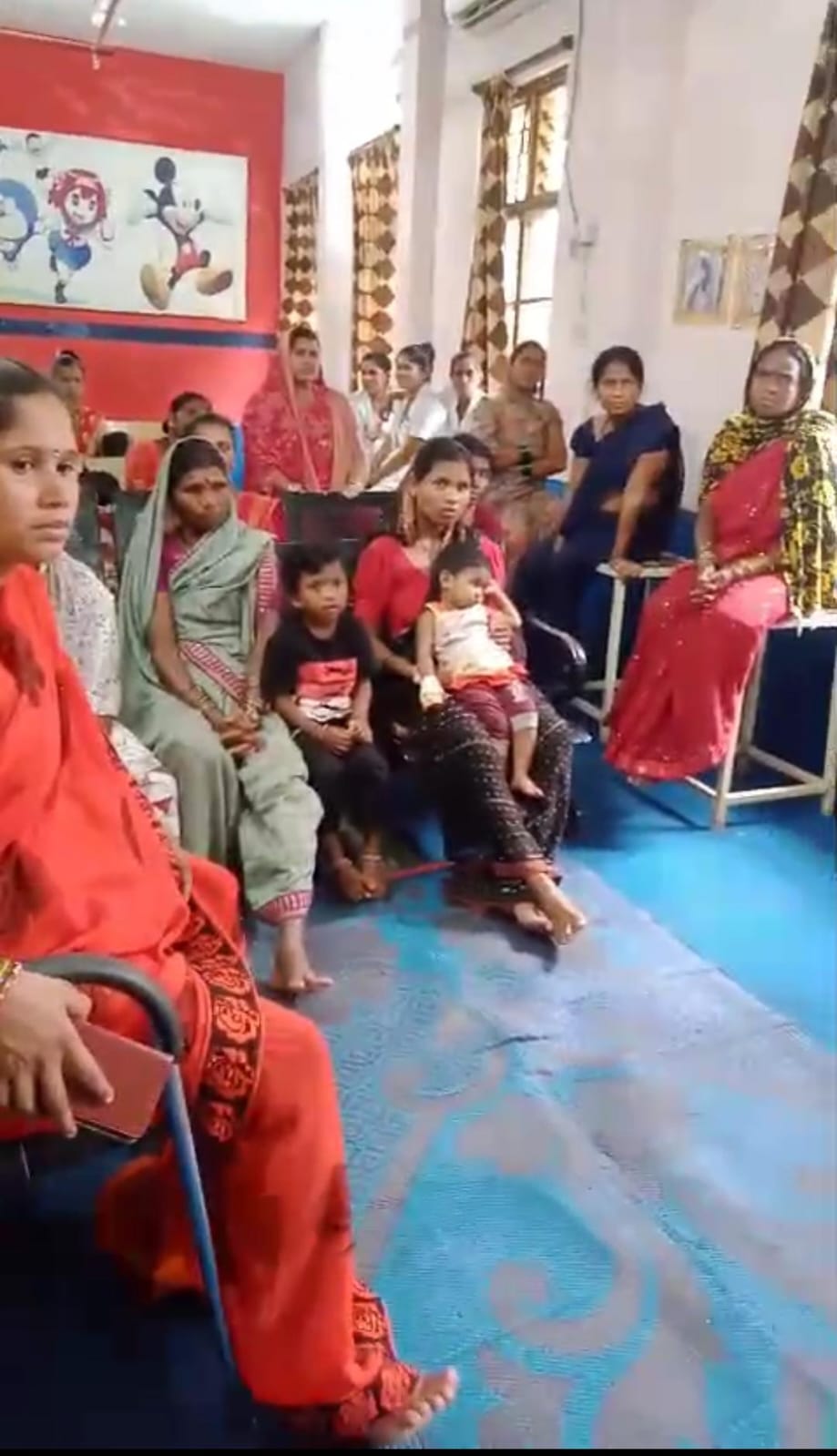 जागरूकता कार्यक्रम में उपस्थित महिलाएं एवं बच्चे। जागरूकता कार्यक्रम में उपस्थित महिलाएं एवं बच्चे।