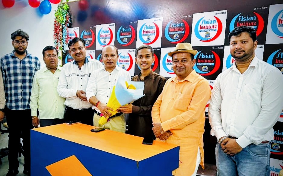 गूगल बॉय कौटिल्य पंडित को पढ़ाई के लिए विदेश जाने से पूर्व उनका स्वागत करते एशियन इंस्टीट्यूट के डायरेक्टर सुरेश रावल।